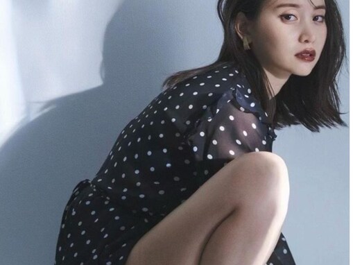 永尾まりや、大胆開脚ポーズで太ももがギリギリまであらわに！ 色っぽい表情でドキッとするセクシーショット