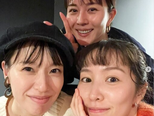戸田恵梨香、“もはや家族の2人”比嘉愛未らとのスリーショット！ 「はあやばいかわいいニヤけた、、、」