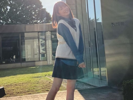 久間田琳加、超ミニスカ制服姿で美脚披露！ 「まさに天使」「信じられないくらいに可愛い」とファン絶賛
