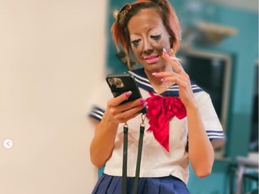 土屋アンナ、セーラー服の“ガングロギャル”コスプレに「パンチ力えぐい」「突き抜け過ぎてて最高です」