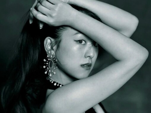 「色気もトリプルアクセル」浅田真央、ドレス姿の妖艶モデルショット披露！ 「アート作品みたい」と反響