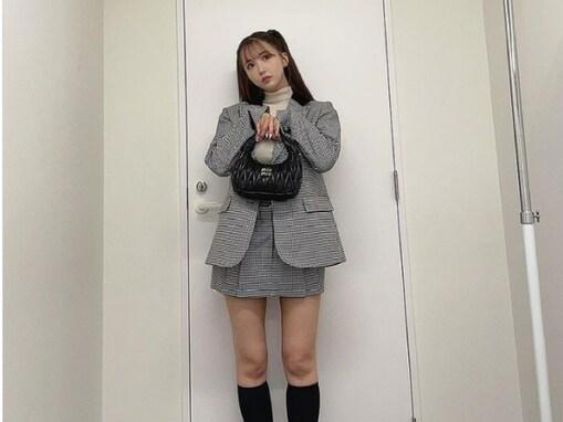 三上悠亜、超ミニ丈おしゃれコーデで生脚あらわに！ 「可愛いしスタイル良すぎます」「セクシーできれいです」