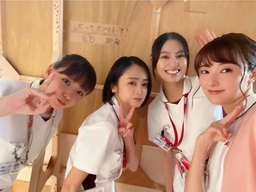 「なんか 一番若く無い!?」安達祐実、ナース姿の美人4人ショット公開！ 「抜群に綺麗で可愛い」「違和感無い」