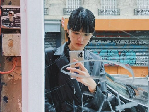 新婚の新井貴子、スマホから夫“笑わない男”稲垣啓太ステッカーちら見え！ 「小さな旦那様」「素敵すぎる」