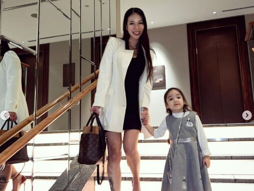 紅蘭、超ミニ丈ワンピで美脚＆巨大タトゥー披露！ 「まじスタイル抜群」「娘さんもはや一流のモデルさん」