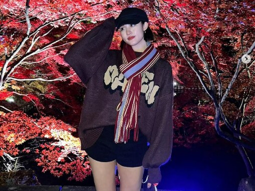 王林、超ミニ丈ショートパンツから太ももあらわに！ 「綺麗な脚ですね」「紅葉に負けない位綺麗過ぎます」