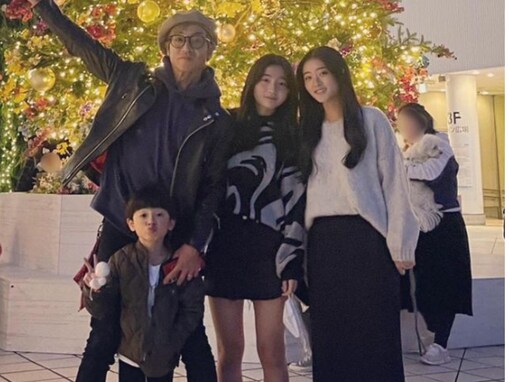 つるの剛士、美人娘＆イケメン息子の顔出し家族ショット！ 「スタイルオバケすぎ」「美男美女ファミリー」