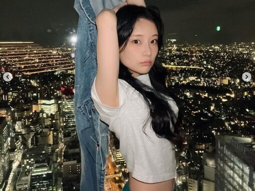 重盛さと美、“エロかわいい”ミニ丈Tシャツ姿でおなかちらり！ 「ガチで可愛すぎる」「えぐい、かわいすぎ」
