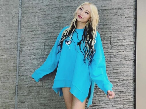 「これはドストライク」加藤紗里、ミニ丈コーデで美脚を披露！ 「脚…長すぎる」「いや、ド可愛い」