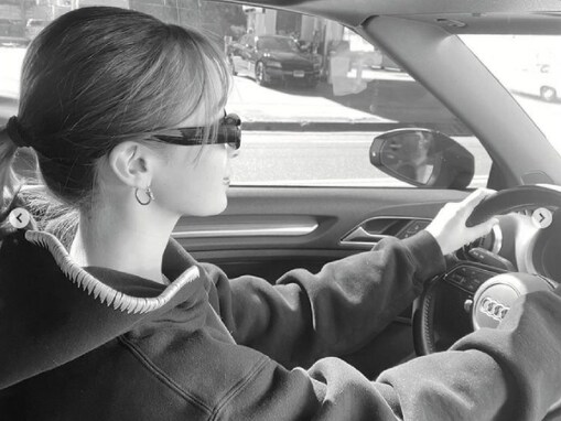 藤井サチ、ロサンゼルスで外車を運転する姿が“格好良すぎる”と話題に！ 「オープンカー似合ってる」