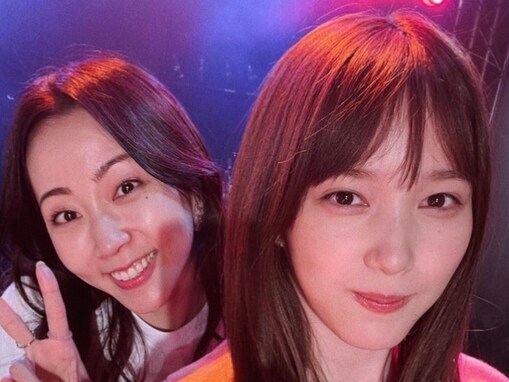 「本物の姉妹に見えてきた」本田翼、姉役・木南晴夏とのツーショットにファン歓喜！ 「最高の姉妹だね」