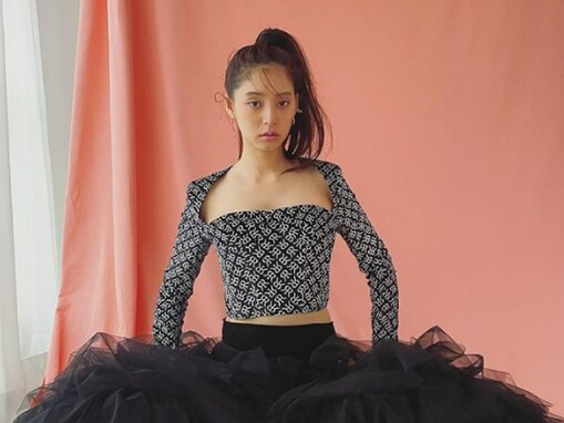 新木優子、デコルテ＆おなかちらりな露出多めモデルショット披露！ 「スタイルすごい」「足細い、綺麗、、」