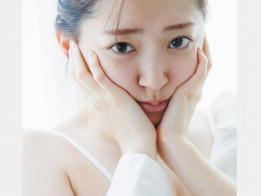 鈴木愛理、“むぎゅっと”谷間ちら見せショット公開！ 写真集先行カット初解禁に「これはやばい」「反則」の声