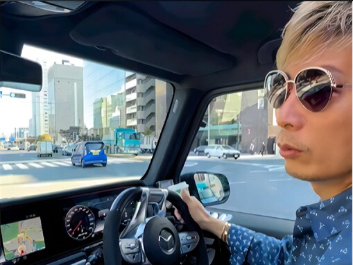 元EXILE・黒木啓司、ベンツに乗って格好良すぎる運転姿を披露！ 「男前過ぎてしんど」「海外にいるみたい」