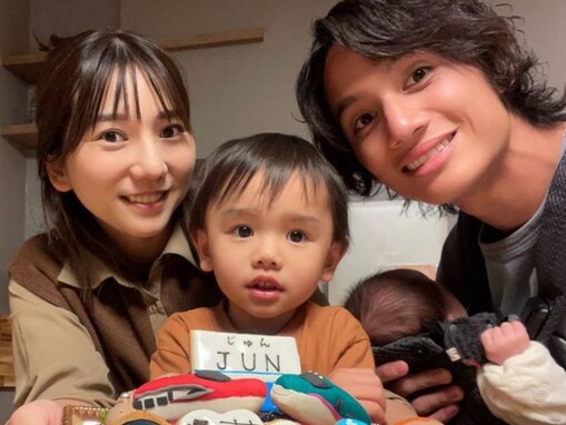 高城亜樹、イケメン夫＆息子2人との顔出し家族ショット！ 「すっかりお兄ちゃんのお顔」「めちゃ、可愛い」