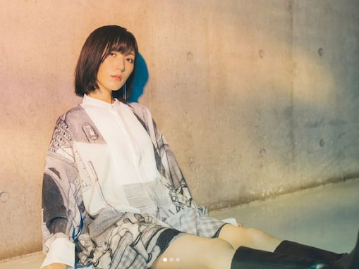 光宗薫、ミニ丈コーデで太ももあらわに！ 美しすぎる横顔も披露でモデルとしての一面をのぞかせる