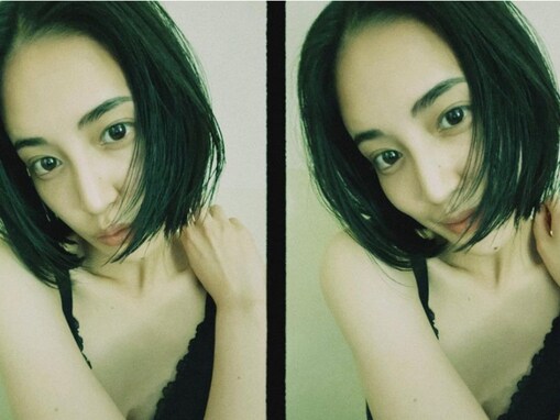 藤井夏恋、胸元ちらりな色気あふれる“すっぴん”オフショット公開！ 「めっちゃ美しい」「おしゃれでセクシー」