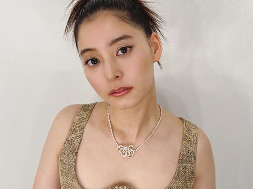 新木優子、美デコルテあらわなドレス姿を披露！ 「品があって魅力的」「オードリーヘップバーンみたい」