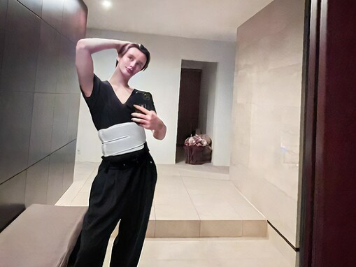 Matt、豪邸の玄関ですっぴん自撮りショット披露！ 「イケメンすぎます」「それにしてもスタイル良すぎ」