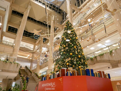 横浜・みなとみらいに「ハリー・ポッター」魔法ワールドの世界観あふれる2本のクリスマスツリーが出現