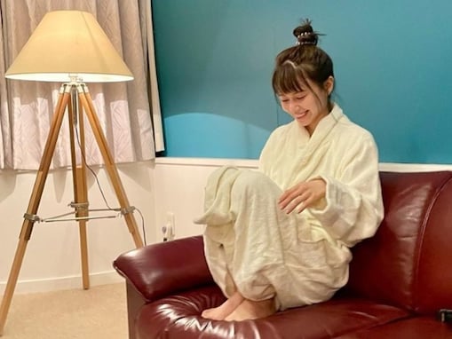 山本舞香、お団子ヘア＆バスローブのドラマ『Sister』オフショット披露！ 「何でも似合うな！」「笑顔が最高」