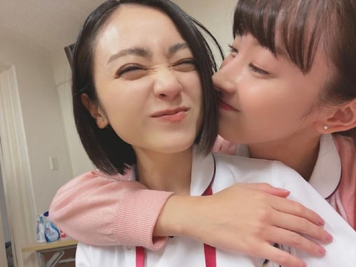 安達祐実、宮本茉由と“キス寸前”の超密着ラブラブショット！ 「愛が溢れてます」「これは！！かわいい！！」