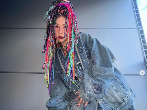 仲里依紗、“念願”のベストジーニスト賞受賞でド派手な私服ショット披露！ 「もはや芸術」「ぎゃんかわ」