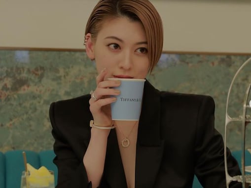 三吉彩花、胸元ちらりなジャケット×金髪ショート姿で色気放出！ 全身ショットで圧巻のスタイルも披露！