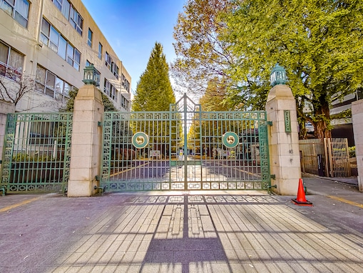 「お金持ちなイメージ」大学ランキング！ 3位 お茶の水女子大学、2位 青山学院大学、1位は？