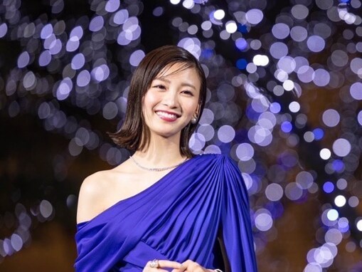 岡崎紗絵、美デコルテ際立つ肩出しの大胆肌見せドレス姿を披露！ 「美しさにウットリ」「女神様みたい」