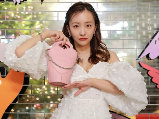 板野友美、ティファニーのイベントで肩出しドレス姿を披露！ 「すごいめっちゃ綺麗ですね」「お姫様のよう」