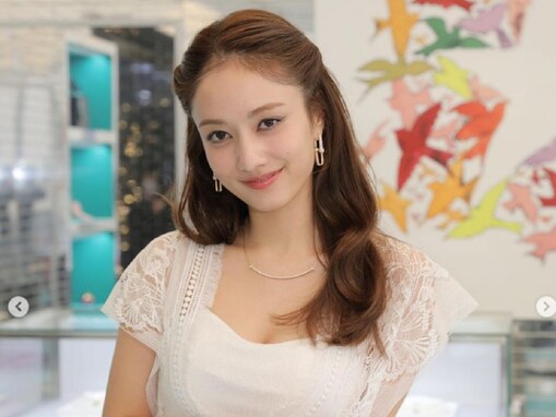 谷まりあ、胸元ちらりな白ドレス姿を披露！ 「女神かと思いました、、」「シンデレラみたいで美しい」