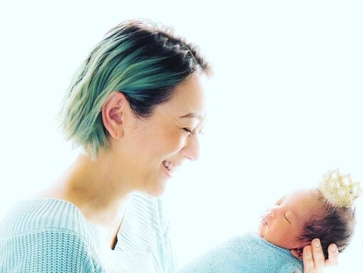 SHELLY、“母性あふれる”生まれたて赤ちゃんとの顔出しツーショット公開！ 「babyも笑ってる」「素敵な家族写真」