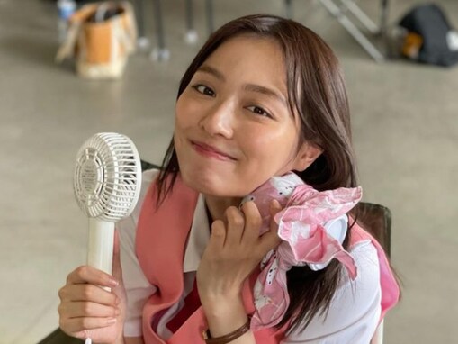 内田理央、「スカート短ない?!」会社員制服のミニスカショット披露！ 「何だこの可愛さは」「リアル感あって良い」