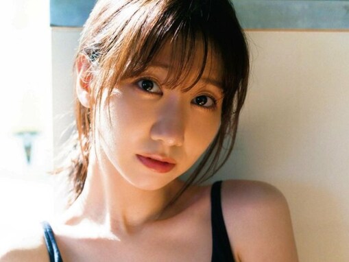 「セクシーすぎない？」柏木由紀、胸元あらわな最新グラビアショット披露！ 「ドキッとするような表情」