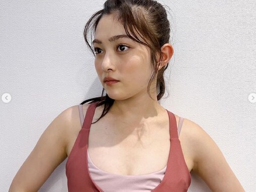 井上咲楽、胸元ちらりな衣装で美ボディ披露！ 「アスリートみたい！かっこいい」「可愛いが本当に爆発している」