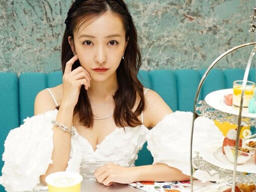 板野友美、ティファニーカフェで胸元ちらりな姿を披露！ 「本当に天使みたいに可愛い」「マジで天使だよ」