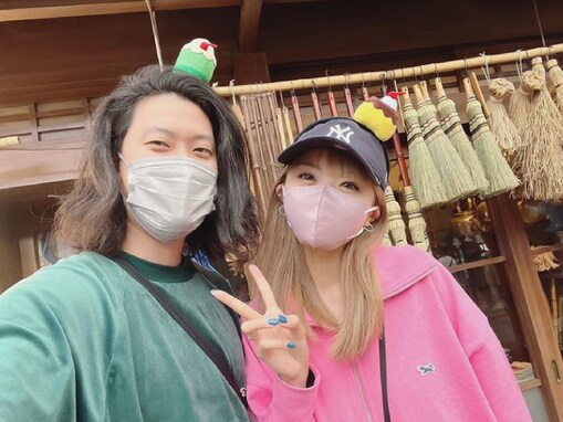 秋山衣梨佳、夫・粗品とおそろコーデでラブラブツーショット！ 「めっちゃ似合ってて可愛い」「素敵すぎる」