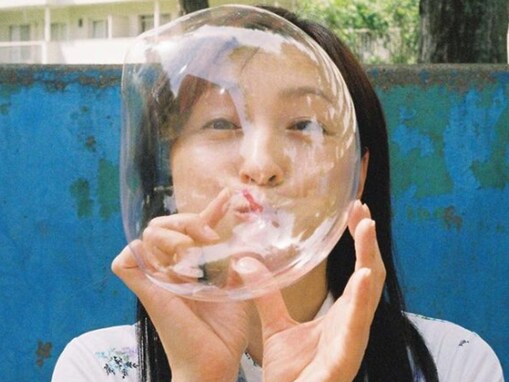 広末涼子、しゃぼん玉で遊ぶおちゃめな姿にファン歓喜！ 「可愛すぎる。女神かよ」「神の領域」