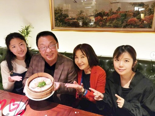 梅沢富美男、美人妻＆娘2人と顔出し家族ショット公開！ 「奥様と娘さん綺麗」「最高の家族写真です」