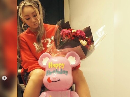 倖田來未、“可愛すぎる40歳”最新ショットでミニスカ美脚あらわに！ 「メッサ若くみえる」「似合いすぎ」