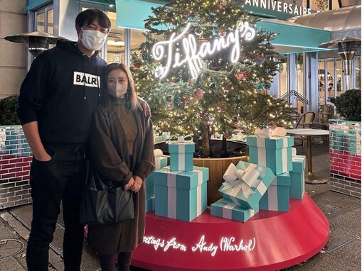 岩隈久志、美人妻との“もうすぐ結婚20周年”ラブラブショット！ 「永遠に憧れのご夫婦です」「ママ可愛い」