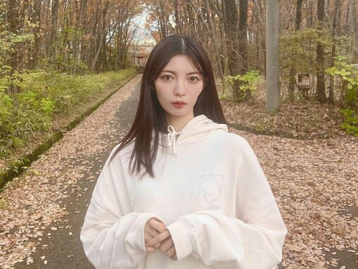 仲村トオル＆鷲尾いさ子夫妻の長女・美緒、家族で紅葉を楽しむプライベートショット！ スタイル抜群モデル体形を披露