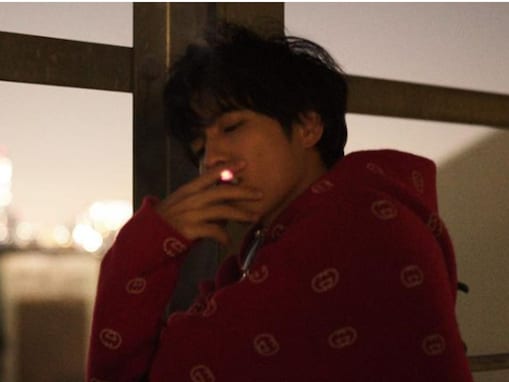 志尊淳、タバコをくわえたワイルドな姿にファンもん絶！ 「かっこよ過ぎて倒れそう」「映画のワンシーンかと」