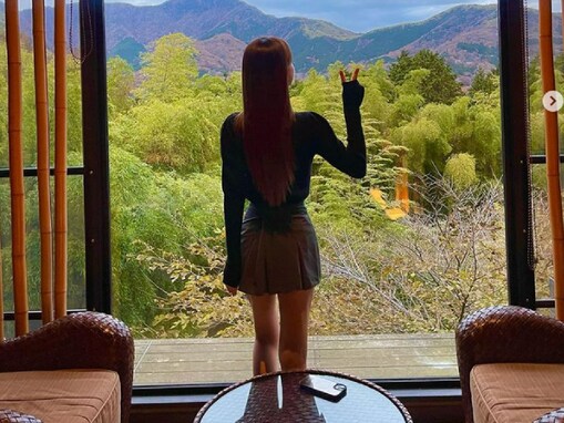 ダレノガレ明美、箱根旅行のプライベートショット公開！ 超ミニ丈スカートから抜群スタイル＆美脚あらわに