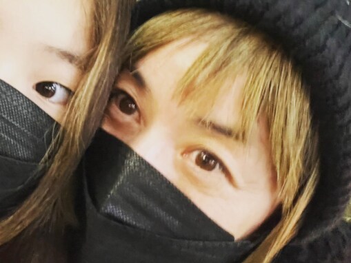 高岡早紀、“姉妹みたいな”娘と顔出しツーショット！ 「ママには見えません」「マスクしても可愛い」