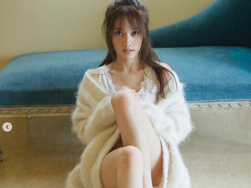 谷まりあ、太ももがギリギリまで見えそうな大胆カットを公開！ 「可愛すぎるやん」「いつもより妖艶」