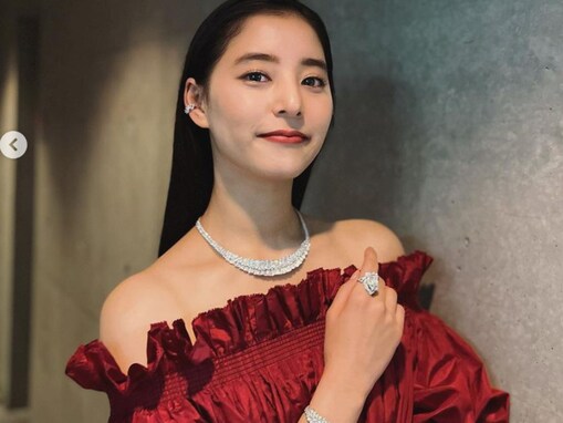「お姫様みたい」新木優子、真っ赤な肩出しドレス姿を披露！ 「絵画の様だ」「美しくて眩しい」