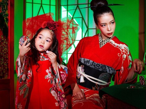 紅蘭、3歳娘と真っ赤な着物で”七五三ショット”披露！ 「どこまでカッコいいのよ」「感動しました」