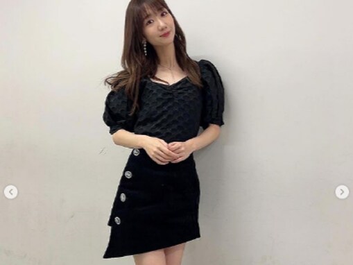 柏木由紀、“めずらしくミニスカ”衣装で美脚披露！ 「いつもと雰囲気違くていい感じ」「オーラすら可愛い」